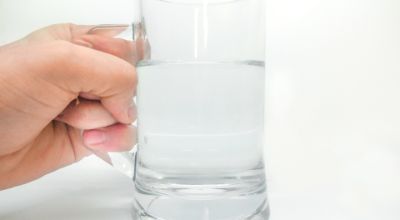 mano che tiene bicchiere d'acqua mano che tiene bicchiere d'acqua